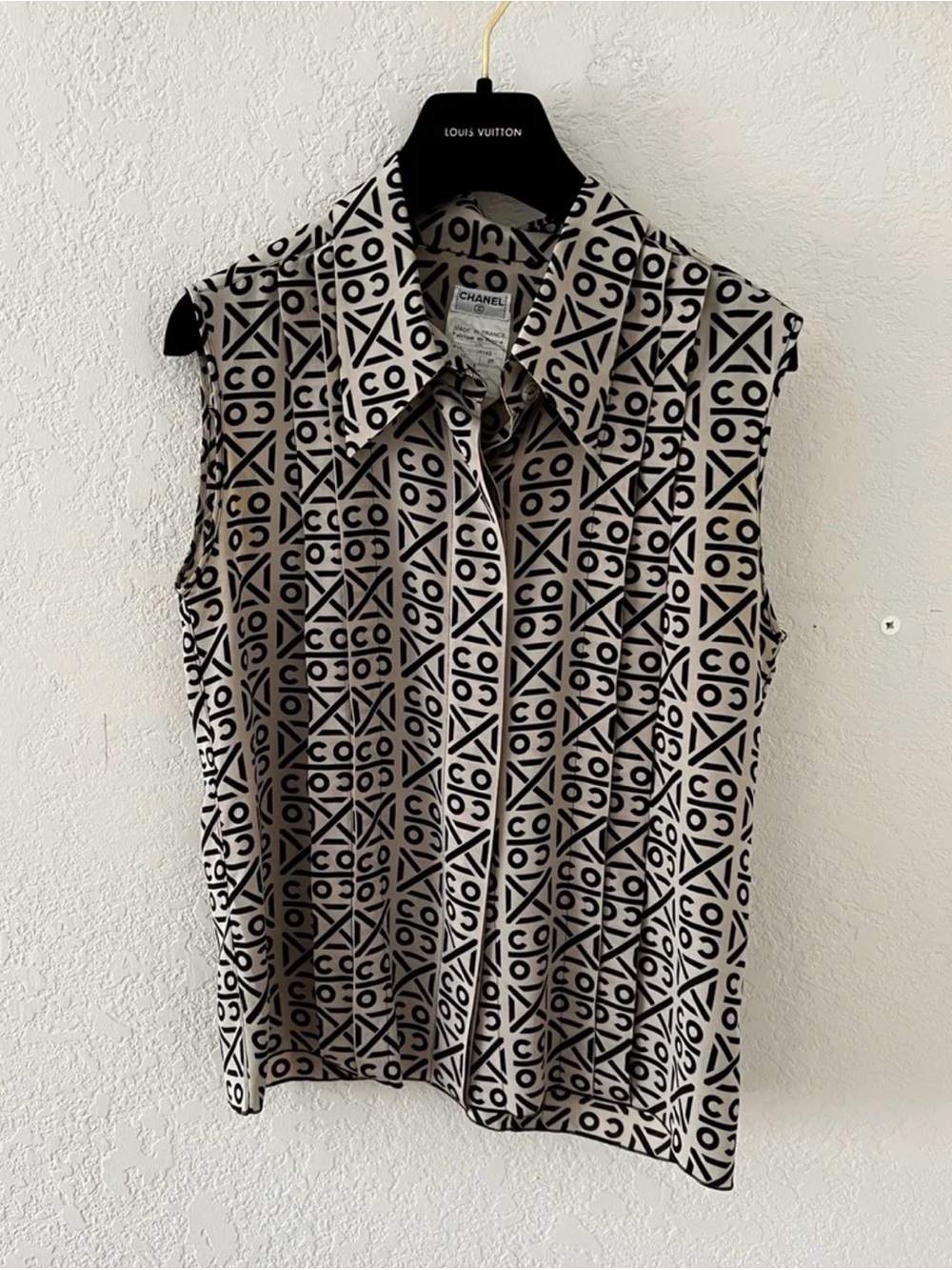 CHANEL Black & Tan 100% Silk Sleeveless Geometric Print Blouse